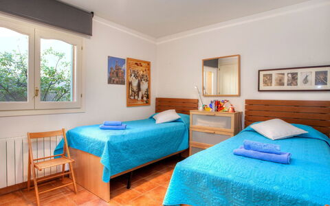 Gloria: Schlafzimmer, Möbel, Zimmer, Eigentum, Bett, Bettdecke, Interior Design, Grundeigentum, Bettrahmen, Gebäude