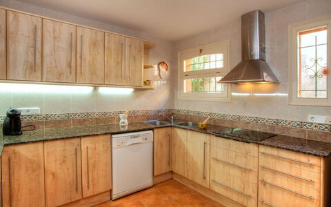 Gloria: Countertop, Cabinetry, Eigentum, Küche, Zimmer, Möbel, Gebäude, Fussboden, Interior Design, Fliese