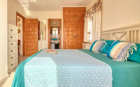 Isabelle: Schlafzimmer, Möbel, Zimmer, Bettdecke, Bett, Eigentum, Bedding, Blau, Türkis, Bettrahmen