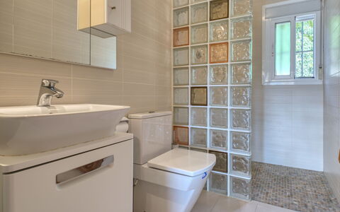 Isabelle: Armatur, Sinken, Eigentum, Bad Sink, Badezimmer, Badezimmerschrank, Lila, Zapfhahn, Toilleten Sitz