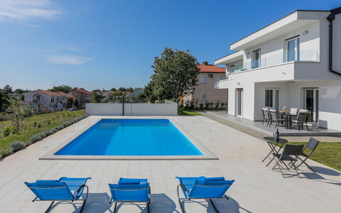 Villa Tonka: Eigentum, Schwimmbad, Haus, Gebäude, Grundeigentum, Zuhause, Wohngebiet, Wohnung, Villa, Estate