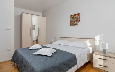 Villa Tonka: Schlafzimmer, Bett, Möbel, Zimmer, Bettdecke, Eigentum, Matratze, Bettrahmen, Fussboden, Bedding