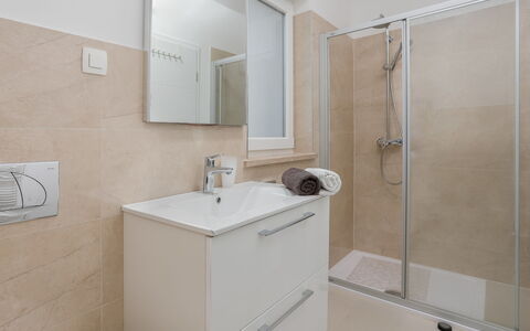 Villa Tonka: Spiegel, Armatur, Zapfhahn, Eigentum, Sinken, Badezimmer, Gebäude, Bad Sink, Badezimmerschrank