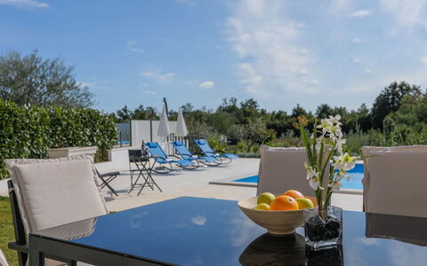 Villa Tonka: Eigentum, Himmel, Grundeigentum, Urlaub, Haus, Tabelle, Resort, Möbel, Zuhause, Freizeit