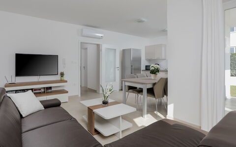 Villa Tonka: Wohnzimmer, Möbel, Zimmer, Interior Design, Eigentum, Weiss, Fussboden, Gebäude, Tabelle, Haus