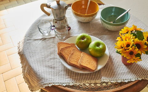Charlie: Essen, Geschirr, Tabelle, Dishware, Teller, Zutat, Drinkware, Servierware, Tischdecke