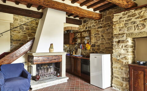 Villa Cincinelli: Eigentum, Zimmer, Gebäude, Strahl, Feuerstelle, Interior Design, Wand, Decke, Wohnzimmer, Haus