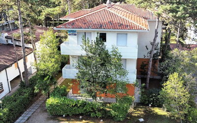 Lignano Pineta 642: Pflanze, Eigentum, Gebäude, Fenster, Baum, Urban Design, Haus, Nachbarschaft, Wohngebiet, Landschaft