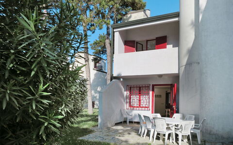 Lignano Sabbiadoro 642: Pflanze, Himmel, Eigentum, Gebäude, Fenster, Stuhl, Baum, Schatten, Grundeigentum, Fassade