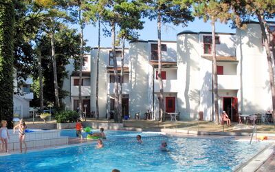 Lignano Sabbiadoro 642: Wasser, Eigentum, Daytime, Fenster, Gebäude, Himmel, Schwimmbad, Baum, Azurblau, Pflanze