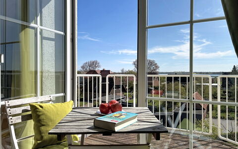 Fip-Ferienpark (Insel Poel): Möbel, Stuhl, Gartenmöbel, Veranda, Balkon, Wohnung, Glas, Metall, Eisen, Deck