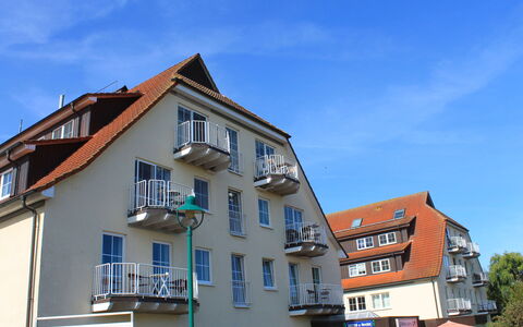 Fip-Ferienpark (Insel Poel): Himmel, Wolke, Pflanze, Gebäude, Fenster, Baum, Haus, Urban Design, Nachbarschaft, Fahrzeug