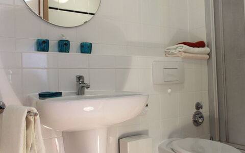 Fip-Ferienpark (Insel Poel): Badezimmer, Eigentum, Zimmer, Zapfhahn, Armatur, Wand, Bad Sink, Toilette, Bad Zubehör, Sinken
