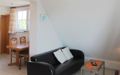 Fip-Ferienpark (Insel Poel): Zimmer, Eigentum, Möbel, Wohnzimmer, Interior Design, Haus, Gebäude, Fussboden, Couch, Wand