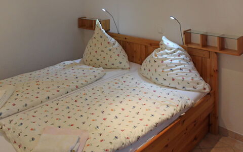 Villa Meike (Insel Poel): Bett, Schlafzimmer, Möbel, Matratze, Bettdecke, Zimmer, Eigentum, Bettrahmen, Bedding, Matratzenauflage