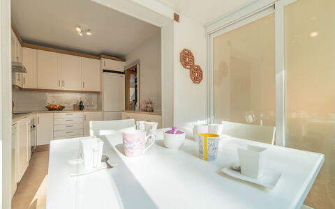 Golf: Zimmer, Eigentum, Interior Design, Möbel, Grundeigentum, Gebäude, Badezimmer, Sinken, Gelb, Fussboden