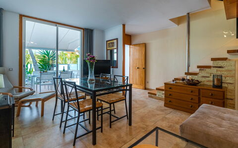 Golf: Zimmer, Möbel, Eigentum, Interior Design, Wohnzimmer, Gebäude, Fussboden, Haus, Decke, Tabelle