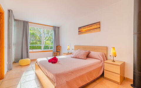 Golf: Schlafzimmer, Möbel, Bett, Zimmer, Eigentum, Bettdecke, Interior Design, Bettrahmen, Gebäude, Suite