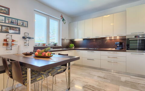 Salamander: Countertop, Möbel, Cabinetry, Eigentum, Tabelle, Holz, Küche, Interior Design, Fenster, Flooring