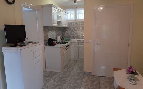 Szabo: Cabinetry, Gebäude, Holz, Interior Design, Countertop, Uhr, Haushaltsgerät, Fussboden, Flooring