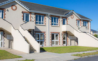 Kilkee Bay 300.1: Fenster, Gebäude, Pflanze, Himmel, Haus, Tür, Grundstueck, Hütte, Abstellgleis
