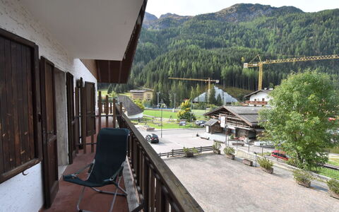 Canazei 370: Eigentum, Haus, Gebäude, Grundeigentum, Zimmer, Zuhause, Balkon, Die Architektur, Bergstation, Baum