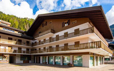 Condominio al Parco 370.1: Holz, Beleuchtung, Interior Design, Flooring, Fussboden, Wohnzimmer, Grundeigentum, Hartholz, Tabelle, Strahl