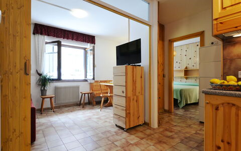 Canazei 510: Möbel, Eigentum, Cabinetry, Bilderrahmen, Interior Design, Holz, Pflanze, Tabelle, Zimmerpflanze