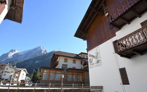 Canazei 510: Himmel, Gebäude, Eigentum, Fenster, Berg, Haus, Nachbarschaft, Grundeigentum, Fassade
