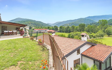 Casa Amica: Himmel, Pflanze, Wolke, Gebäude, Fenster, Grün, Berg, Baum, Holz, Haus