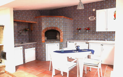 Villa Di Sofia: Eigentum, Zimmer, Fliese, Gebäude, Backstein, Interior Design, Möbel, Haus, Küche, Wand