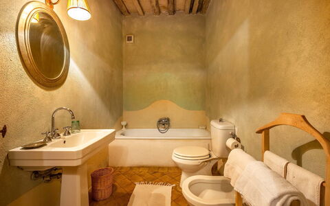 Lavacchio 14: Spiegel, Zapfhahn, Armatur, Eigentum, Sinken, Bad Sink, Badezimmer, Gebäude, Interior Design, Komfort