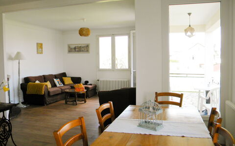 Passerat: Tabelle, Möbel, Couch, Stuhl, Gebäude, Fenster, Holz, Beleuchtung, Wohnzimmer, Interior Design