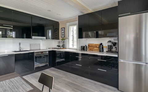 Hiili: Küche, Countertop, Küchengerät, Flooring, Major Appliance, Interior Design, Holz, Cabinetry, Möbel, Decke