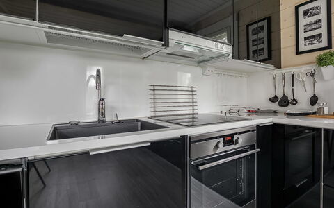 Hiili: Küche, Küchengerät, Countertop, Major Appliance, Cabinetry, Herd, Haushaltsgerät, Interior Design, Flooring, Herd
