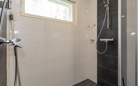Hiili: Flooring, Armatur, Badezimmer, Interior Design, Fussboden, Installation, Dusche, Duschkopf, Fliese, Decke