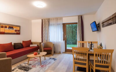Alpenchalet 678.1: Tabelle, Möbel, Couch, Bilderrahmen, Holz, Stuhl, Interior Design, Fussboden, Flooring, Wohnzimmer