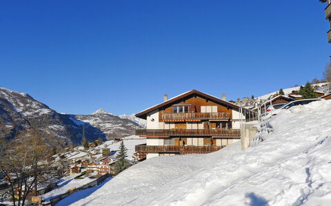 Grächen 110: Himmel, Berg, Daytime, Eigentum, Schnee, Gebäude, Azurblau, Steigung, Fenster, Haus