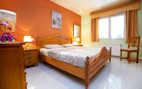 Lucien Marie: Schlafzimmer, Möbel, Bett, Zimmer, Bettdecke, Eigentum, Matratze, Bettrahmen, Interior Design, Bedding