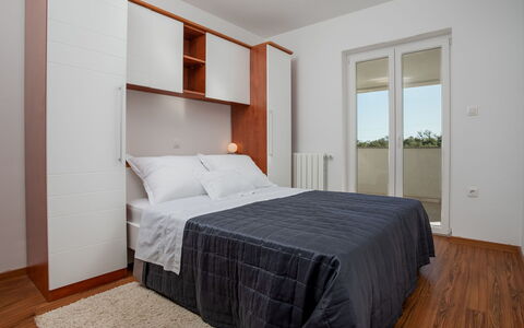 Poreč Nova Vas 107: Schlafzimmer, Bett, Möbel, Zimmer, Bettdecke, Eigentum, Matratze, Bettrahmen, Fussboden, Interior Design