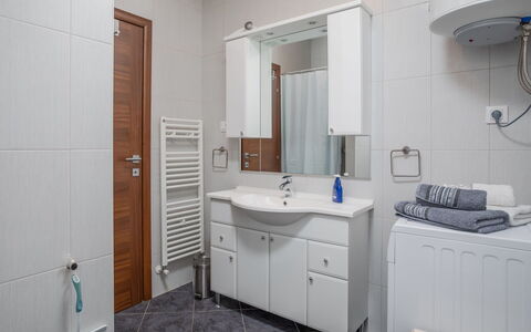 Poreč Nova Vas 107: Badezimmer, Zimmer, Eigentum, Fliese, Möbel, Gebäude, Interior Design, Badezimmerschrank, Fussboden, Bad Zubehör