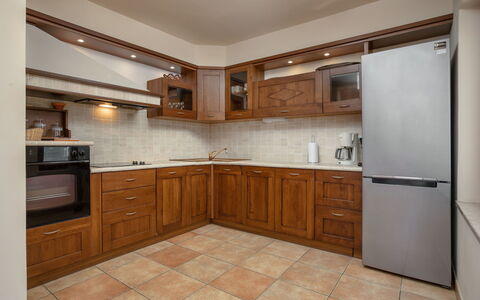 Villa Asi: Eigentum, Zimmer, Möbel, Cabinetry, Küche, Gebäude, Countertop, Fussboden, Interior Design, Fliese