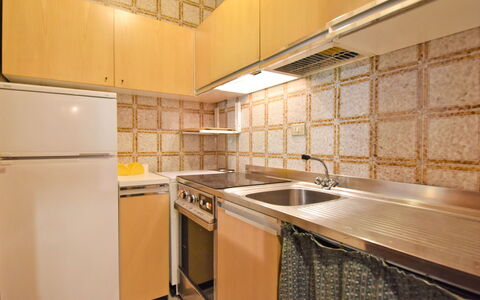 Madonna di Campiglio 300: Eigentum, Zimmer, Countertop, Cabinetry, Küche, Interior Design, Gebäude, Möbel, Gelb, Fliese