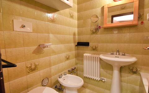 Madonna di Campiglio 300: Badezimmer, Eigentum, Zimmer, Interior Design, Toilette, Armatur, Wand, Die Architektur, Zapfhahn, Sinken