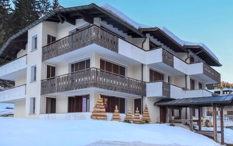 Madonna di Campiglio 300: Himmel, Schnee, Gebäude, Fenster, Baum, Wohngebiet, Fassade, Grundeigentum, Geschäftshaus, Schatten