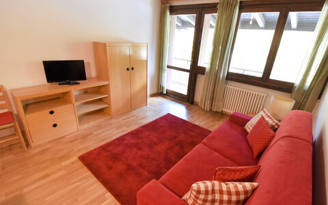 Madonna di Campiglio 300: Zimmer, Möbel, Eigentum, Fussboden, Interior Design, Gebäude, Holzboden, Hartholz, Decke, Holz