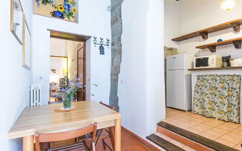 Ridaldi: Tabelle, Eigentum, Möbel, Cabinetry, Azurblau, Holz, Interior Design, Stuhl, Flooring, Fussboden