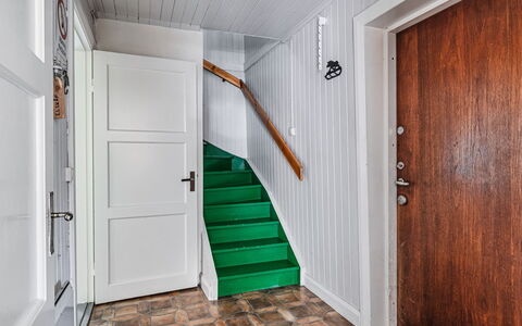 Mjöshult: Tür, Holz, Gebäude, Treppe, Flooring, Fussboden, Home Door, Holzbeize