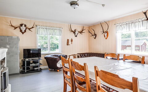 Mjöshult: Eigentum, Möbel, Tabelle, Holz, Fenster, Bilderrahmen, Beleuchtung, Interior Design, Fussboden, Couch