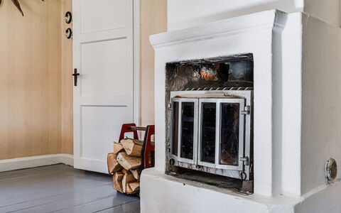 Mjöshult: Holz, Gebäude, Wohnzimmer, Flooring, Fussboden, Hartholz, Gas, Tür, Deckenventilator, Feuerstelle
